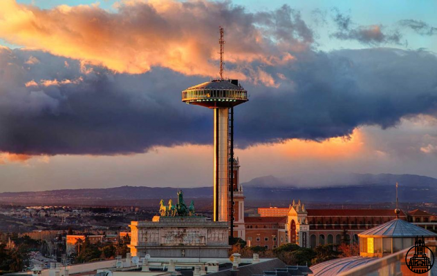 El Faro de Moncloa: Una Vista hacia lo Desconocido